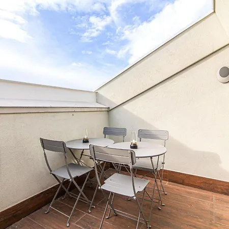 Centrally Located Flat With Balcony In Beyoglu Apartment